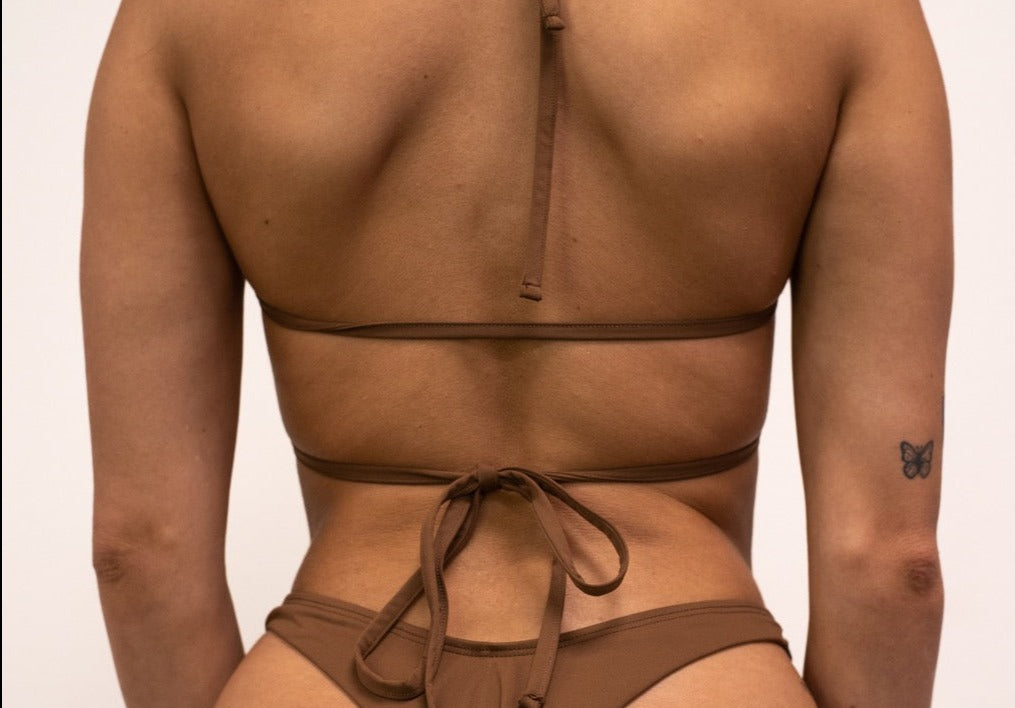 Close-up of the back of the bikini. There are two straps, one is the neckholder strap and can only be adjusted there. The lower one serves as a stylish feature